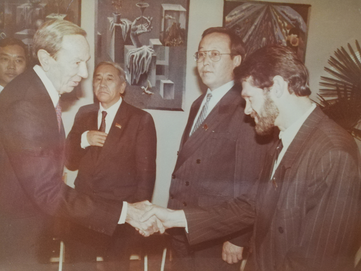 October 1993, Alma-Ata, Friendly handshake of Vitaliy Voronov with US Secretary of State Warren Christopher.