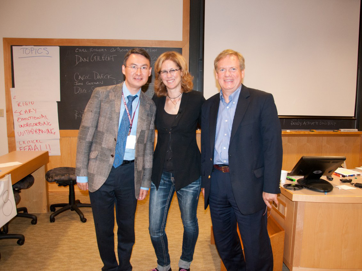 Июнь 2013 года, Гарвардский университет. На курсах по продуктивным сложным переговорам с Шейлой Хин и Брюсом Паттоном.