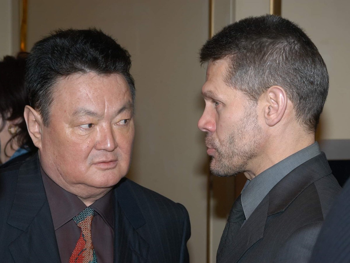 Zamanbek Nurkadilov and Vitaliy Voronov. Conversation during Tarlan Award. Almaty, 2004